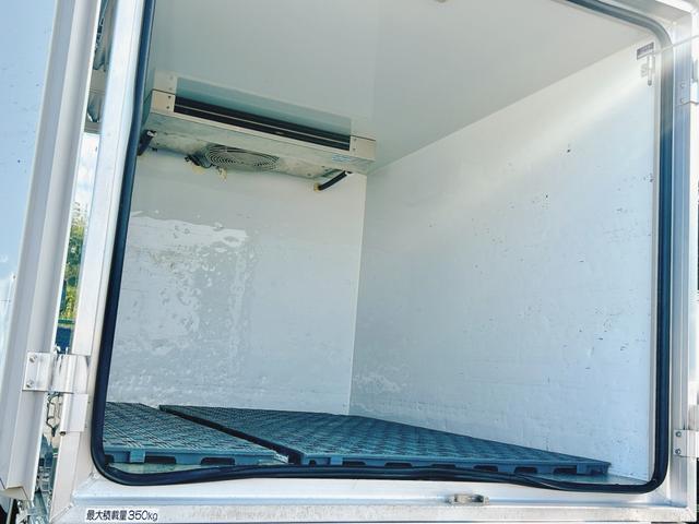 キャリイトラック 中温冷蔵冷凍車 -5℃設定 菱重コールドチェーン2コンプ仕様 菱重コールドチェーン冷凍機 2コンプレッサー仕様 片側スライドドア リヤワンタッチ扉 ETC 助手席エアバッグ ABS 90度ストッパー 樹脂製スノコ 庫内ライト 荷箱カギ(18枚目)
