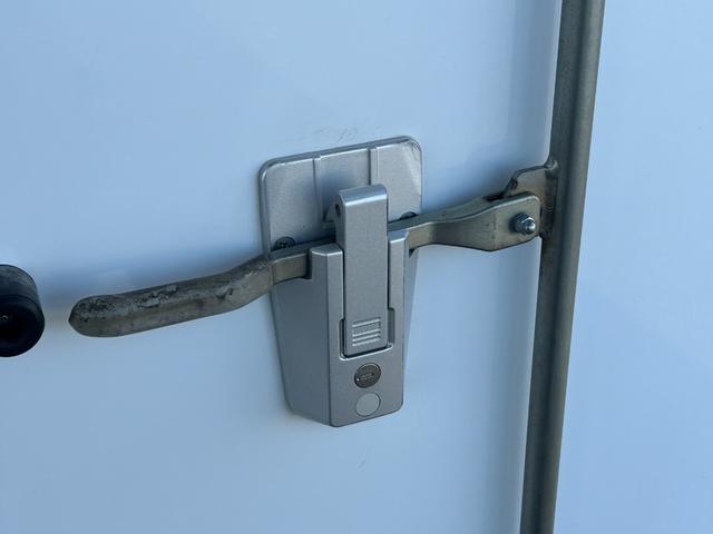 キャリイトラック 中温冷蔵冷凍車 -5℃設定 菱重コールドチェーン2コンプ仕様 菱重コールドチェーン冷凍機 2コンプレッサー仕様 片側スライドドア リヤワンタッチ扉 ETC 助手席エアバッグ ABS 90度ストッパー 樹脂製スノコ 庫内ライト 荷箱カギ(40枚目)