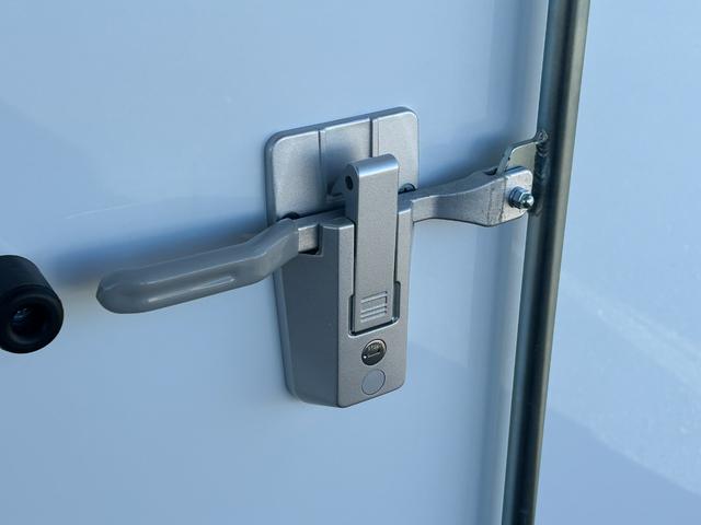 ハイゼットトラック スタンバイ付き冷蔵冷凍車 中温-5℃設定 2コンプ仕様 エレクール 2コンプレッサー仕様 片側スライドドア 外部電源用スタンバイケーブル スマートキー スマートアシスト プッシュスタート PW 障害物センサー 電動格納ミラー 左右90度ストッパー(43枚目)