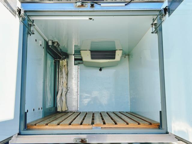 キャリイトラック ４ＷＤ　低温冷蔵冷凍車　－２０℃設定　キャリイ食品シリーズ　片側スライドドア　リヤロックロッド扉　キーレス　パワーウィンドウ　バックカメラ　助手席エアバッグ　ＡＢＳ　スノコ　９０度ストッパー　保冷カーテン　庫内ライト　荷箱カギ（6枚目）