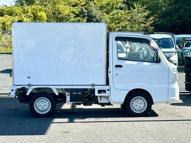 キャリイトラック ４ＷＤ　低温冷蔵冷凍車　－２０℃設定　キャリイ食品シリーズ　片側スライドドア　リヤロックロッド扉　キーレス　パワーウィンドウ　バックカメラ　助手席エアバッグ　ＡＢＳ　スノコ　９０度ストッパー　保冷カーテン　庫内ライト　荷箱カギ（12枚目）
