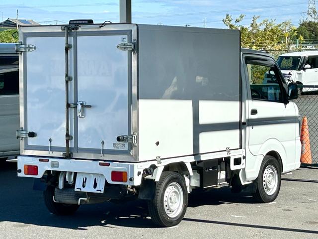 キャリイトラック ４ＷＤ　低温冷蔵冷凍車　－２０℃設定　キャリイ食品シリーズ　片側スライドドア　リヤロックロッド扉　キーレス　パワーウィンドウ　バックカメラ　助手席エアバッグ　ＡＢＳ　スノコ　９０度ストッパー　保冷カーテン　庫内ライト　荷箱カギ（14枚目）