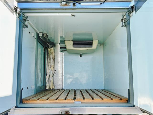 キャリイトラック ４ＷＤ　低温冷蔵冷凍車　－２０℃設定　キャリイ食品シリーズ　片側スライドドア　リヤロックロッド扉　キーレス　パワーウィンドウ　バックカメラ　助手席エアバッグ　ＡＢＳ　スノコ　９０度ストッパー　保冷カーテン　庫内ライト　荷箱カギ（16枚目）