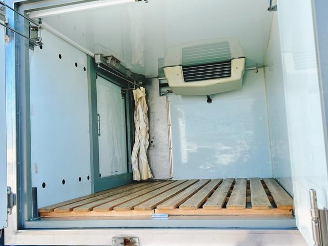 キャリイトラック ４ＷＤ　低温冷蔵冷凍車　－２０℃設定　キャリイ食品シリーズ　片側スライドドア　リヤロックロッド扉　キーレス　パワーウィンドウ　バックカメラ　助手席エアバッグ　ＡＢＳ　スノコ　９０度ストッパー　保冷カーテン　庫内ライト　荷箱カギ（17枚目）