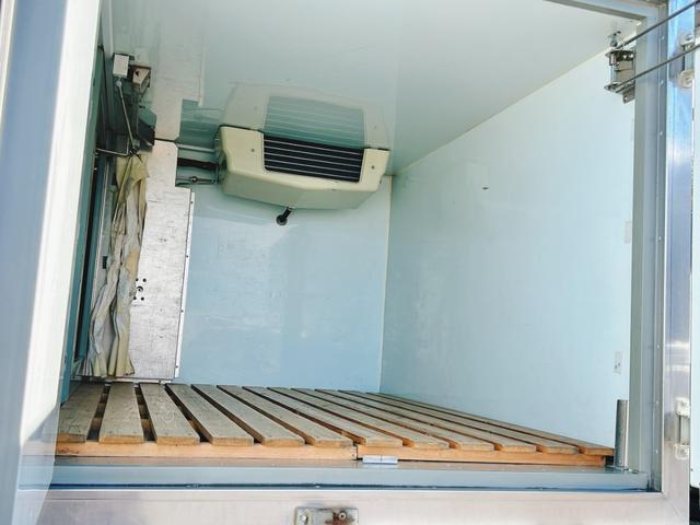 キャリイトラック ４ＷＤ　低温冷蔵冷凍車　－２０℃設定　キャリイ食品シリーズ　片側スライドドア　リヤロックロッド扉　キーレス　パワーウィンドウ　バックカメラ　助手席エアバッグ　ＡＢＳ　スノコ　９０度ストッパー　保冷カーテン　庫内ライト　荷箱カギ（18枚目）