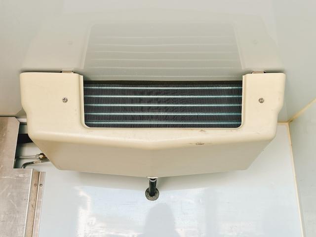 キャリイトラック ４ＷＤ　低温冷蔵冷凍車　－２０℃設定　キャリイ食品シリーズ　片側スライドドア　リヤロックロッド扉　キーレス　パワーウィンドウ　バックカメラ　助手席エアバッグ　ＡＢＳ　スノコ　９０度ストッパー　保冷カーテン　庫内ライト　荷箱カギ（19枚目）