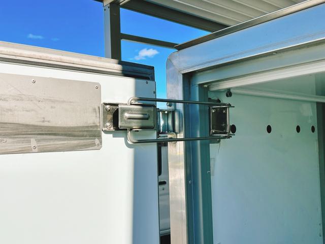 キャリイトラック ４ＷＤ　低温冷蔵冷凍車　－２０℃設定　キャリイ食品シリーズ　片側スライドドア　リヤロックロッド扉　キーレス　パワーウィンドウ　バックカメラ　助手席エアバッグ　ＡＢＳ　スノコ　９０度ストッパー　保冷カーテン　庫内ライト　荷箱カギ（20枚目）