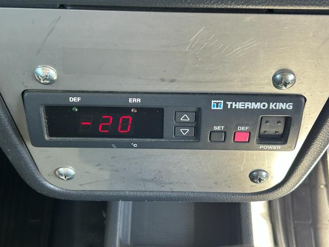 キャリイトラック ４ＷＤ　低温冷蔵冷凍車　－２０℃設定　キャリイ食品シリーズ　片側スライドドア　リヤロックロッド扉　キーレス　パワーウィンドウ　バックカメラ　助手席エアバッグ　ＡＢＳ　スノコ　９０度ストッパー　保冷カーテン　庫内ライト　荷箱カギ（26枚目）