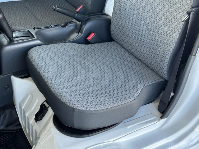 キャリイトラック ４ＷＤ　低温冷蔵冷凍車　－２０℃設定　キャリイ食品シリーズ　片側スライドドア　リヤロックロッド扉　キーレス　パワーウィンドウ　バックカメラ　助手席エアバッグ　ＡＢＳ　スノコ　９０度ストッパー　保冷カーテン　庫内ライト　荷箱カギ（34枚目）