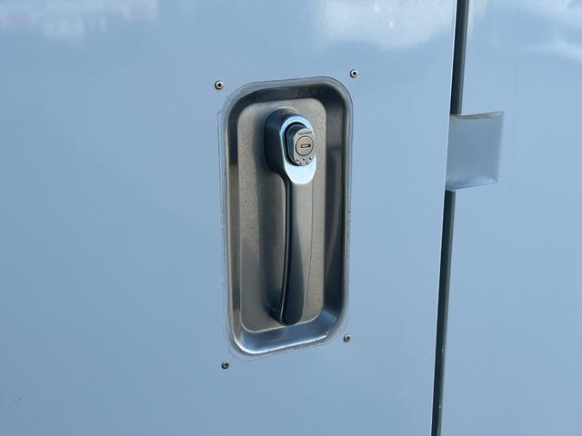 キャリイトラック ４ＷＤ　低温冷蔵冷凍車　－２０℃設定　キャリイ食品シリーズ　片側スライドドア　リヤロックロッド扉　キーレス　パワーウィンドウ　バックカメラ　助手席エアバッグ　ＡＢＳ　スノコ　９０度ストッパー　保冷カーテン　庫内ライト　荷箱カギ（42枚目）