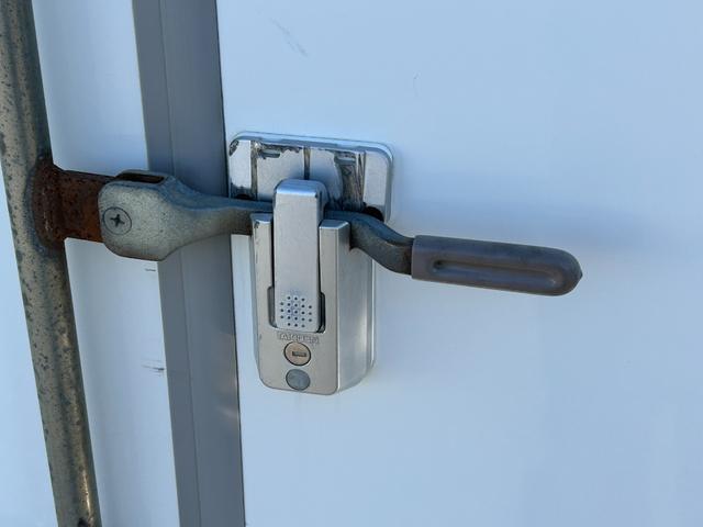 キャリイトラック ４ＷＤ　低温冷蔵冷凍車　－２０℃設定　キャリイ食品シリーズ　片側スライドドア　リヤロックロッド扉　キーレス　パワーウィンドウ　バックカメラ　助手席エアバッグ　ＡＢＳ　スノコ　９０度ストッパー　保冷カーテン　庫内ライト　荷箱カギ（43枚目）