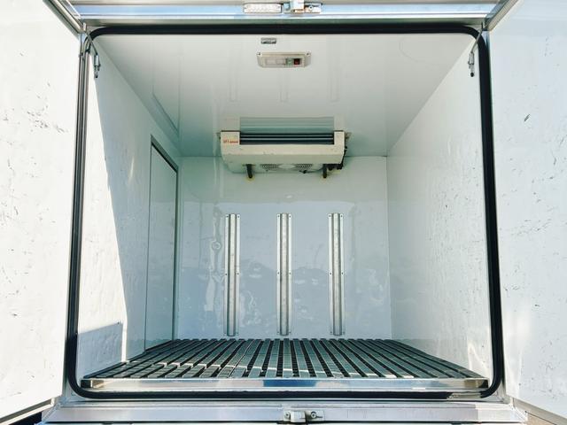 スクラムトラック 低温冷蔵冷凍車　－２２℃設定　デンソー冷凍機　片側スライドドア　リヤロックロッド扉　ＥＴＣ　助手席エアバッグ　ＡＢＳ　左右９０度ストッパー　樹脂製スノコ　庫内ライト　荷箱カギ（6枚目）