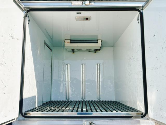 スクラムトラック 低温冷蔵冷凍車　－２２℃設定　デンソー冷凍機　片側スライドドア　リヤロックロッド扉　ＥＴＣ　助手席エアバッグ　ＡＢＳ　左右９０度ストッパー　樹脂製スノコ　庫内ライト　荷箱カギ（16枚目）