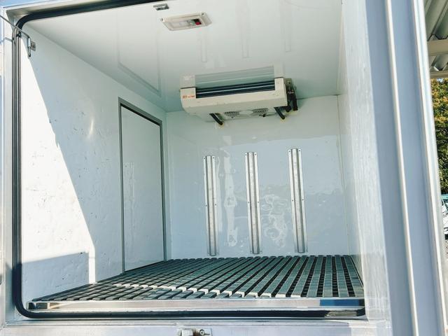 スクラムトラック 低温冷蔵冷凍車　－２２℃設定　デンソー冷凍機　片側スライドドア　リヤロックロッド扉　ＥＴＣ　助手席エアバッグ　ＡＢＳ　左右９０度ストッパー　樹脂製スノコ　庫内ライト　荷箱カギ（17枚目）