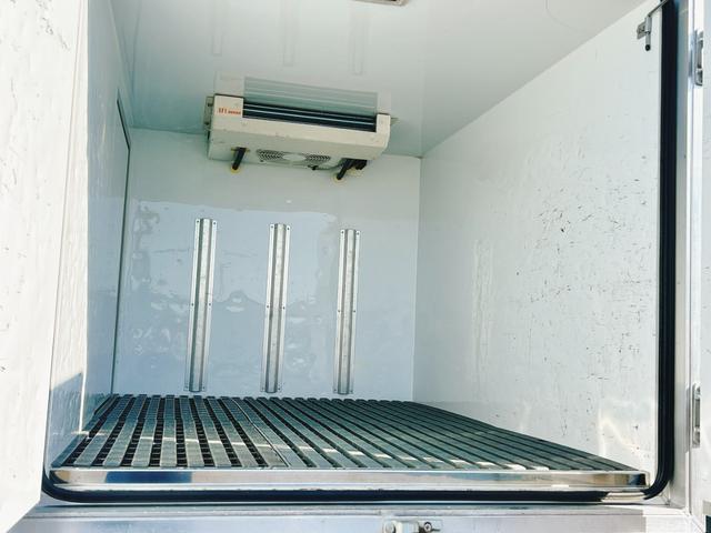 スクラムトラック 低温冷蔵冷凍車　－２２℃設定　デンソー冷凍機　片側スライドドア　リヤロックロッド扉　ＥＴＣ　助手席エアバッグ　ＡＢＳ　左右９０度ストッパー　樹脂製スノコ　庫内ライト　荷箱カギ（18枚目）