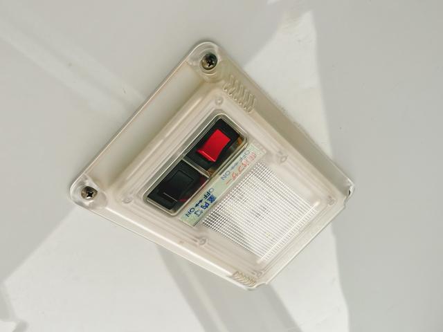 スクラムトラック 低温冷蔵冷凍車　－２２℃設定　デンソー冷凍機　片側スライドドア　リヤロックロッド扉　ＥＴＣ　助手席エアバッグ　ＡＢＳ　左右９０度ストッパー　樹脂製スノコ　庫内ライト　荷箱カギ（20枚目）