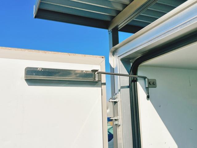 スクラムトラック 低温冷蔵冷凍車　－２２℃設定　デンソー冷凍機　片側スライドドア　リヤロックロッド扉　ＥＴＣ　助手席エアバッグ　ＡＢＳ　左右９０度ストッパー　樹脂製スノコ　庫内ライト　荷箱カギ（21枚目）