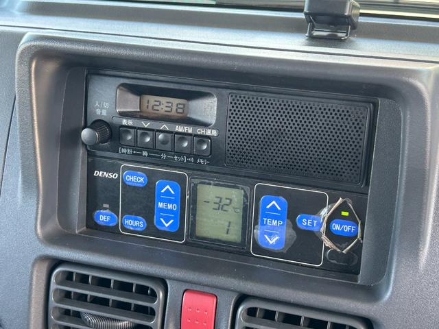 スクラムトラック 低温冷蔵冷凍車　－２２℃設定　デンソー冷凍機　片側スライドドア　リヤロックロッド扉　ＥＴＣ　助手席エアバッグ　ＡＢＳ　左右９０度ストッパー　樹脂製スノコ　庫内ライト　荷箱カギ（27枚目）