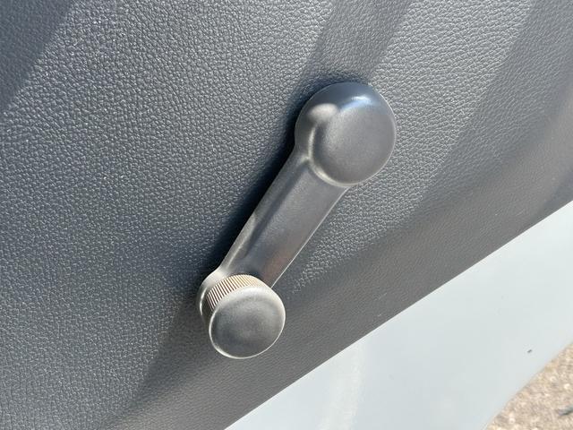 スクラムトラック 低温冷蔵冷凍車　－２２℃設定　デンソー冷凍機　片側スライドドア　リヤロックロッド扉　ＥＴＣ　助手席エアバッグ　ＡＢＳ　左右９０度ストッパー　樹脂製スノコ　庫内ライト　荷箱カギ（29枚目）