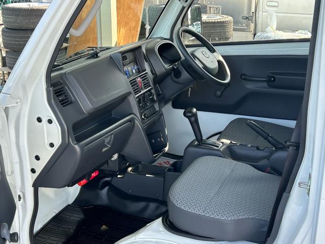 スクラムトラック 低温冷蔵冷凍車　－２２℃設定　デンソー冷凍機　片側スライドドア　リヤロックロッド扉　ＥＴＣ　助手席エアバッグ　ＡＢＳ　左右９０度ストッパー　樹脂製スノコ　庫内ライト　荷箱カギ（32枚目）