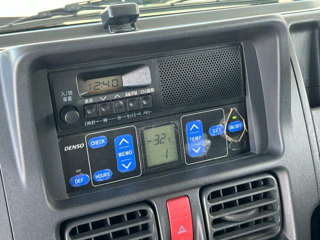 スクラムトラック 低温冷蔵冷凍車　－２２℃設定　デンソー冷凍機　片側スライドドア　リヤロックロッド扉　ＥＴＣ　助手席エアバッグ　ＡＢＳ　左右９０度ストッパー　樹脂製スノコ　庫内ライト　荷箱カギ（36枚目）