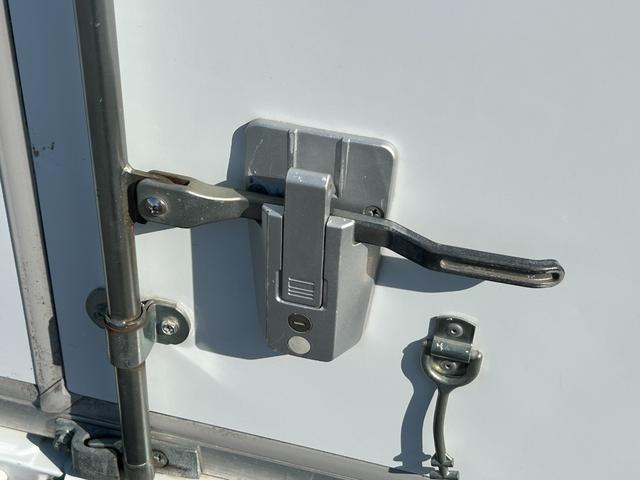 スクラムトラック 低温冷蔵冷凍車　－２２℃設定　デンソー冷凍機　片側スライドドア　リヤロックロッド扉　ＥＴＣ　助手席エアバッグ　ＡＢＳ　左右９０度ストッパー　樹脂製スノコ　庫内ライト　荷箱カギ（42枚目）