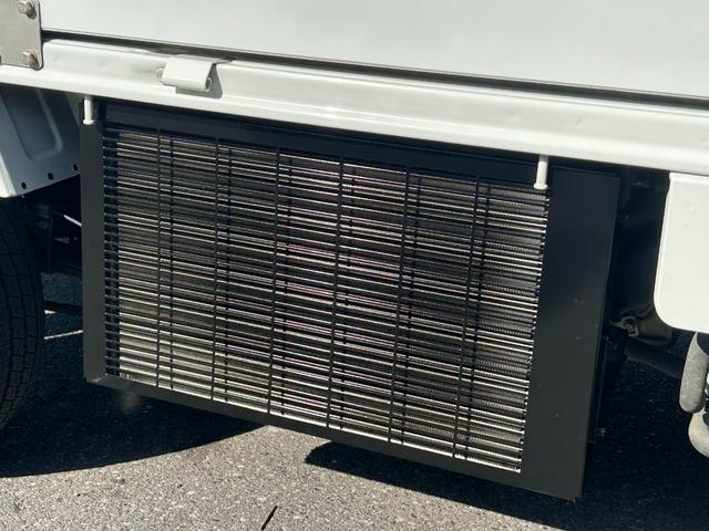 スクラムトラック 低温冷蔵冷凍車　－２２℃設定　デンソー冷凍機　片側スライドドア　リヤロックロッド扉　ＥＴＣ　助手席エアバッグ　ＡＢＳ　左右９０度ストッパー　樹脂製スノコ　庫内ライト　荷箱カギ（45枚目）