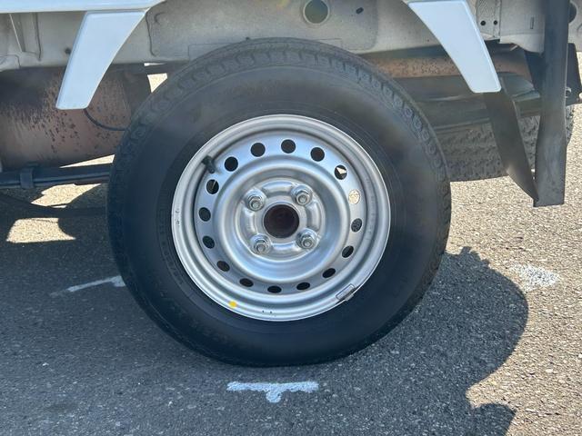 スクラムトラック 低温冷蔵冷凍車　－２２℃設定　デンソー冷凍機　片側スライドドア　リヤロックロッド扉　ＥＴＣ　助手席エアバッグ　ＡＢＳ　左右９０度ストッパー　樹脂製スノコ　庫内ライト　荷箱カギ（48枚目）