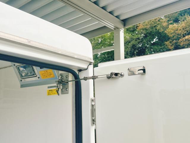 ハイゼットトラック FRP中温冷蔵冷凍車 -7℃設定 デンソー冷凍機 片側スライドドア リヤワンタッチ扉 バックカメラ 助手席エアバッグ ABS 90度ストッパー 樹脂製スノコ 庫内ライト 荷箱カギ(21枚目)
