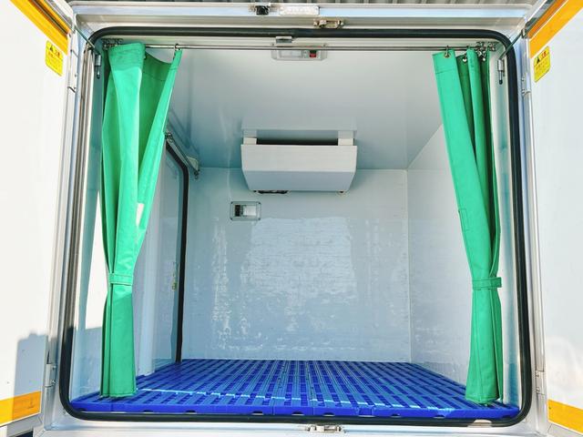 キャリイトラック 低温冷蔵冷凍車　－３０℃設定　　薄箱５０ｍｍ　菱重コールドチェーン冷凍機　２コンプレッサー仕様　片側スライドドア　リヤワンタッチ扉　ＥＴＣ　助手席エアバッグ　ＡＢＳ　左右９０度ストッパー　保冷カーテン　樹脂製スノコ　庫内ライト　荷箱カギ（6枚目）
