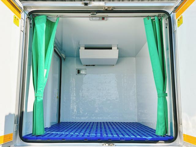 キャリイトラック 低温冷蔵冷凍車　－３０℃設定　　薄箱５０ｍｍ　菱重コールドチェーン冷凍機　２コンプレッサー仕様　片側スライドドア　リヤワンタッチ扉　ＥＴＣ　助手席エアバッグ　ＡＢＳ　左右９０度ストッパー　保冷カーテン　樹脂製スノコ　庫内ライト　荷箱カギ（16枚目）