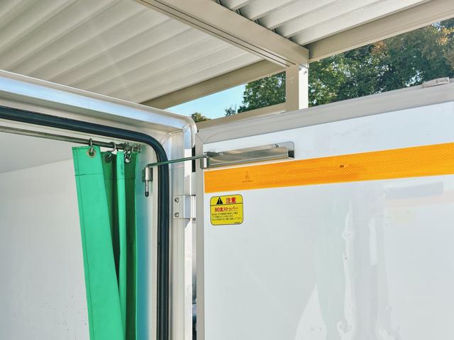 キャリイトラック 低温冷蔵冷凍車　－３０℃設定　　薄箱５０ｍｍ　菱重コールドチェーン冷凍機　２コンプレッサー仕様　片側スライドドア　リヤワンタッチ扉　ＥＴＣ　助手席エアバッグ　ＡＢＳ　左右９０度ストッパー　保冷カーテン　樹脂製スノコ　庫内ライト　荷箱カギ（22枚目）
