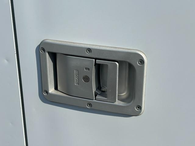 キャリイトラック 低温冷蔵冷凍車　－３０℃設定　　薄箱５０ｍｍ　菱重コールドチェーン冷凍機　２コンプレッサー仕様　片側スライドドア　リヤワンタッチ扉　ＥＴＣ　助手席エアバッグ　ＡＢＳ　左右９０度ストッパー　保冷カーテン　樹脂製スノコ　庫内ライト　荷箱カギ（42枚目）