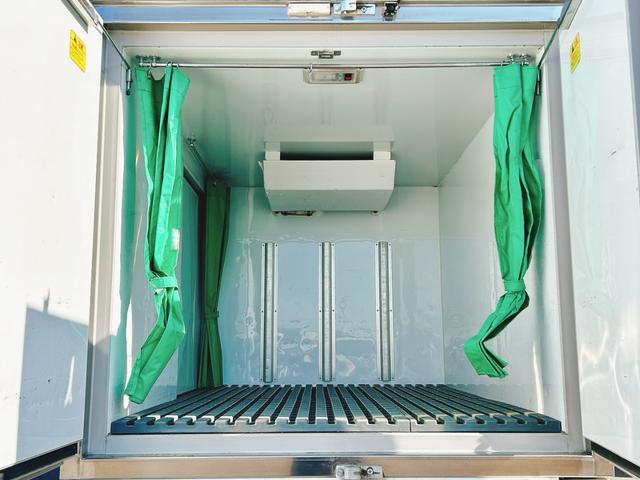 NT100クリッパートラック 低温冷蔵冷凍車 -30℃設定 菱重コールドチェーン 菱重コールドチェーン冷凍機 2コンプレッサー仕様 片側スライドドア リヤロックロッド扉 バックカメラ 助手席エアバッグ ABS 保冷カーテン 左右90度ストッパー 樹脂製スノコ 庫内ライト 荷箱カギ(6枚目)