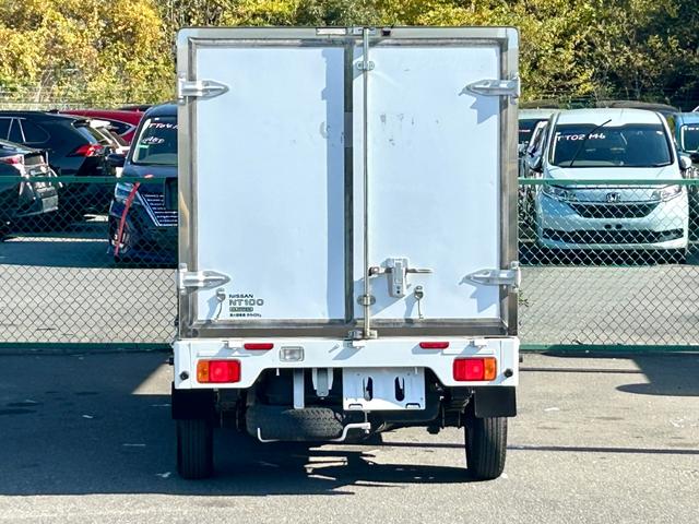 NT100クリッパートラック 低温冷蔵冷凍車 -30℃設定 菱重コールドチェーン 菱重コールドチェーン冷凍機 2コンプレッサー仕様 片側スライドドア リヤロックロッド扉 バックカメラ 助手席エアバッグ ABS 保冷カーテン 左右90度ストッパー 樹脂製スノコ 庫内ライト 荷箱カギ(13枚目)