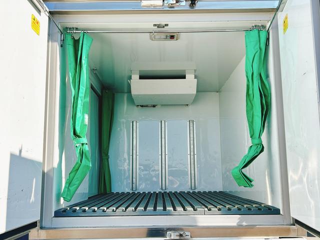 NT100クリッパートラック 低温冷蔵冷凍車 -30℃設定 菱重コールドチェーン 菱重コールドチェーン冷凍機 2コンプレッサー仕様 片側スライドドア リヤロックロッド扉 バックカメラ 助手席エアバッグ ABS 保冷カーテン 左右90度ストッパー 樹脂製スノコ 庫内ライト 荷箱カギ(16枚目)