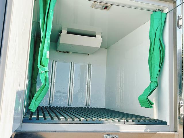 NT100クリッパートラック 低温冷蔵冷凍車 -30℃設定 菱重コールドチェーン 菱重コールドチェーン冷凍機 2コンプレッサー仕様 片側スライドドア リヤロックロッド扉 バックカメラ 助手席エアバッグ ABS 保冷カーテン 左右90度ストッパー 樹脂製スノコ 庫内ライト 荷箱カギ(18枚目)