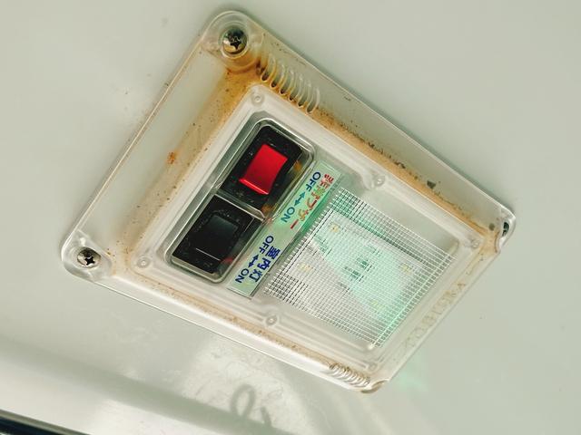 NT100クリッパートラック 低温冷蔵冷凍車 -30℃設定 菱重コールドチェーン 菱重コールドチェーン冷凍機 2コンプレッサー仕様 片側スライドドア リヤロックロッド扉 バックカメラ 助手席エアバッグ ABS 保冷カーテン 左右90度ストッパー 樹脂製スノコ 庫内ライト 荷箱カギ(20枚目)