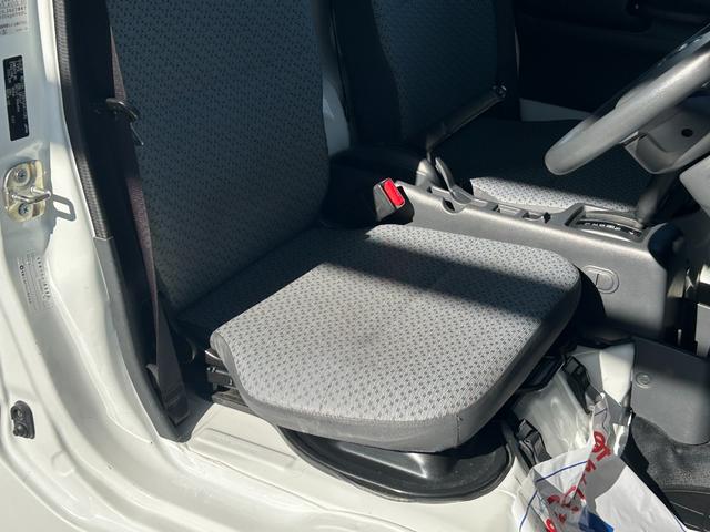 NT100クリッパートラック 低温冷蔵冷凍車 -30℃設定 菱重コールドチェーン 菱重コールドチェーン冷凍機 2コンプレッサー仕様 片側スライドドア リヤロックロッド扉 バックカメラ 助手席エアバッグ ABS 保冷カーテン 左右90度ストッパー 樹脂製スノコ 庫内ライト 荷箱カギ(25枚目)