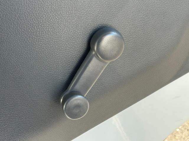 NT100クリッパートラック 低温冷蔵冷凍車 -30℃設定 菱重コールドチェーン 菱重コールドチェーン冷凍機 2コンプレッサー仕様 片側スライドドア リヤロックロッド扉 バックカメラ 助手席エアバッグ ABS 保冷カーテン 左右90度ストッパー 樹脂製スノコ 庫内ライト 荷箱カギ(29枚目)