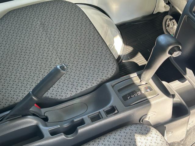 NT100クリッパートラック 低温冷蔵冷凍車 -30℃設定 菱重コールドチェーン 菱重コールドチェーン冷凍機 2コンプレッサー仕様 片側スライドドア リヤロックロッド扉 バックカメラ 助手席エアバッグ ABS 保冷カーテン 左右90度ストッパー 樹脂製スノコ 庫内ライト 荷箱カギ(30枚目)