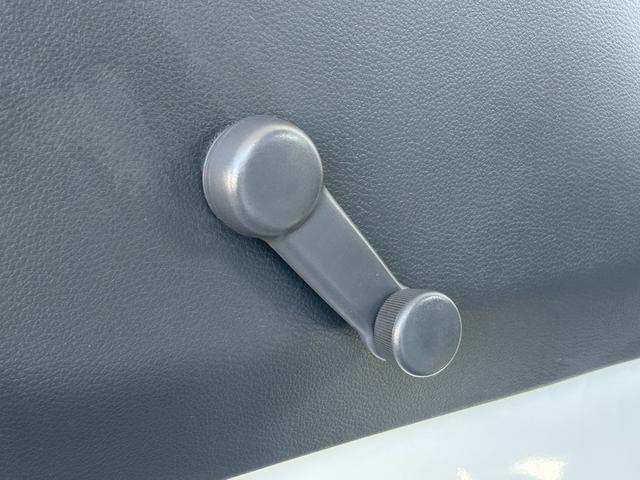 NT100クリッパートラック 低温冷蔵冷凍車 -30℃設定 菱重コールドチェーン 菱重コールドチェーン冷凍機 2コンプレッサー仕様 片側スライドドア リヤロックロッド扉 バックカメラ 助手席エアバッグ ABS 保冷カーテン 左右90度ストッパー 樹脂製スノコ 庫内ライト 荷箱カギ(38枚目)