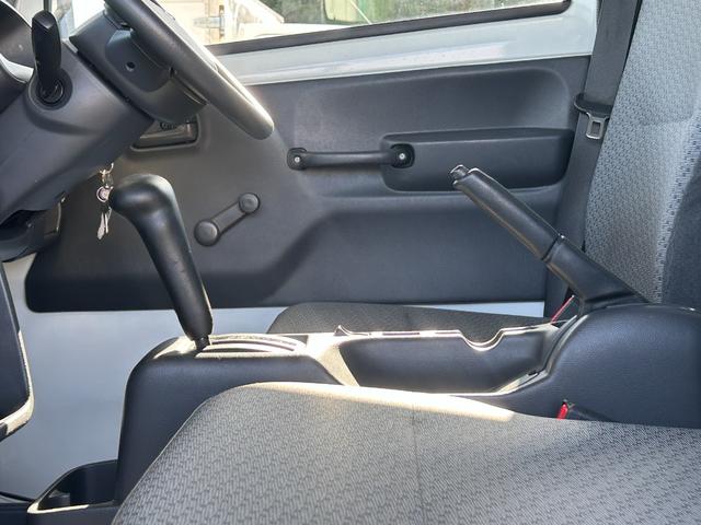 NT100クリッパートラック 低温冷蔵冷凍車 -30℃設定 菱重コールドチェーン 菱重コールドチェーン冷凍機 2コンプレッサー仕様 片側スライドドア リヤロックロッド扉 バックカメラ 助手席エアバッグ ABS 保冷カーテン 左右90度ストッパー 樹脂製スノコ 庫内ライト 荷箱カギ(39枚目)