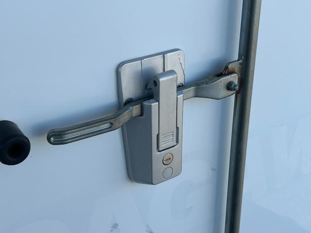 NT100クリッパートラック 低温冷蔵冷凍車 -30℃設定 菱重コールドチェーン 菱重コールドチェーン冷凍機 2コンプレッサー仕様 片側スライドドア リヤロックロッド扉 バックカメラ 助手席エアバッグ ABS 保冷カーテン 左右90度ストッパー 樹脂製スノコ 庫内ライト 荷箱カギ(41枚目)