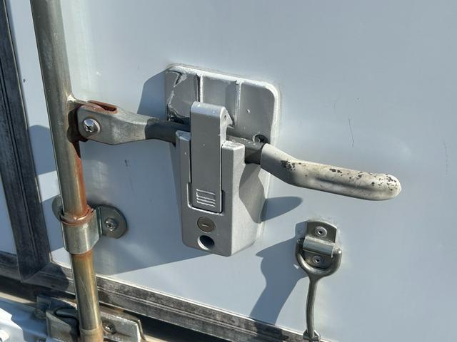 NT100クリッパートラック 低温冷蔵冷凍車 -30℃設定 菱重コールドチェーン 菱重コールドチェーン冷凍機 2コンプレッサー仕様 片側スライドドア リヤロックロッド扉 バックカメラ 助手席エアバッグ ABS 保冷カーテン 左右90度ストッパー 樹脂製スノコ 庫内ライト 荷箱カギ(42枚目)