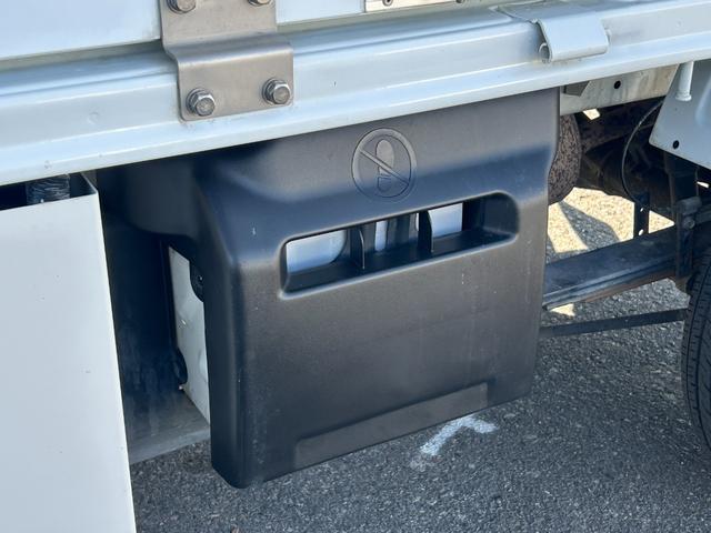 NT100クリッパートラック 低温冷蔵冷凍車 -30℃設定 菱重コールドチェーン 菱重コールドチェーン冷凍機 2コンプレッサー仕様 片側スライドドア リヤロックロッド扉 バックカメラ 助手席エアバッグ ABS 保冷カーテン 左右90度ストッパー 樹脂製スノコ 庫内ライト 荷箱カギ(44枚目)