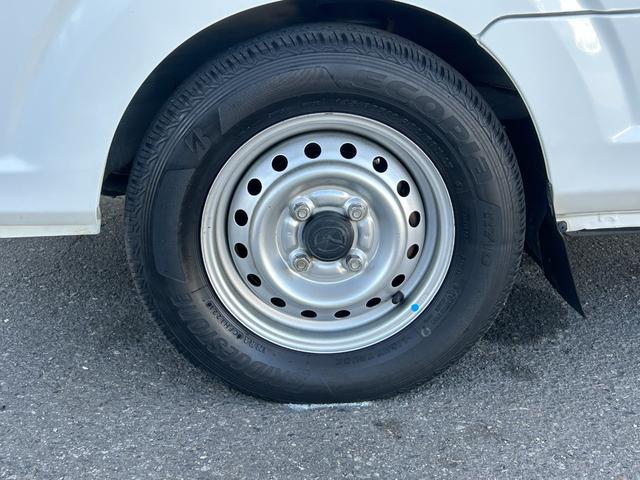 NT100クリッパートラック 低温冷蔵冷凍車 -30℃設定 菱重コールドチェーン 菱重コールドチェーン冷凍機 2コンプレッサー仕様 片側スライドドア リヤロックロッド扉 バックカメラ 助手席エアバッグ ABS 保冷カーテン 左右90度ストッパー 樹脂製スノコ 庫内ライト 荷箱カギ(46枚目)