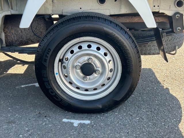 NT100クリッパートラック 低温冷蔵冷凍車 -30℃設定 菱重コールドチェーン 菱重コールドチェーン冷凍機 2コンプレッサー仕様 片側スライドドア リヤロックロッド扉 バックカメラ 助手席エアバッグ ABS 保冷カーテン 左右90度ストッパー 樹脂製スノコ 庫内ライト 荷箱カギ(47枚目)