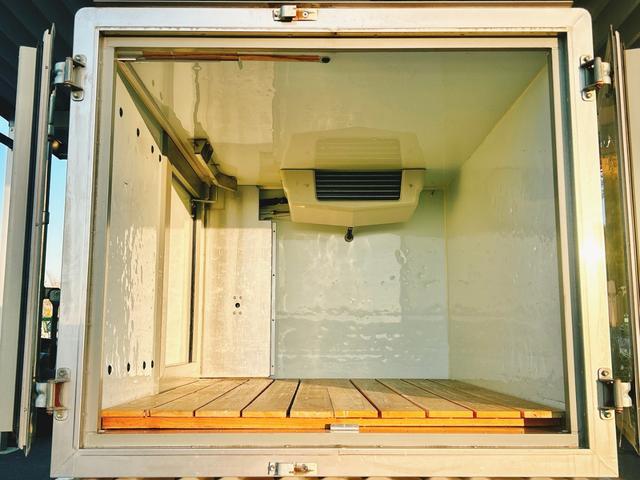 キャリイトラック 低温冷蔵冷凍車　－２０℃設定　キャリイ食品シリーズ　片側ドア　キャリイ食品シリーズ　サーモキング冷凍機　片側スライドドア　リヤロックロッド扉　キーレス　パワーウィンドウ　ＥＴＣ　スノコ　庫内ライト　荷箱カギ（6枚目）