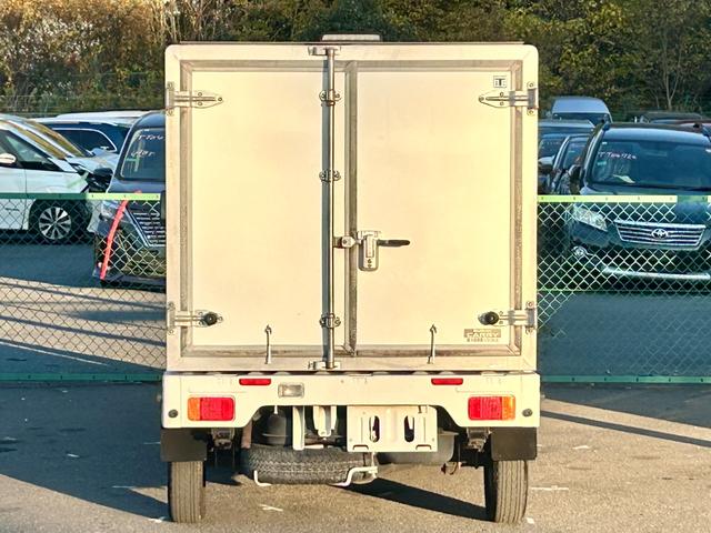 キャリイトラック 低温冷蔵冷凍車　－２０℃設定　キャリイ食品シリーズ　片側ドア　キャリイ食品シリーズ　サーモキング冷凍機　片側スライドドア　リヤロックロッド扉　キーレス　パワーウィンドウ　ＥＴＣ　スノコ　庫内ライト　荷箱カギ（13枚目）